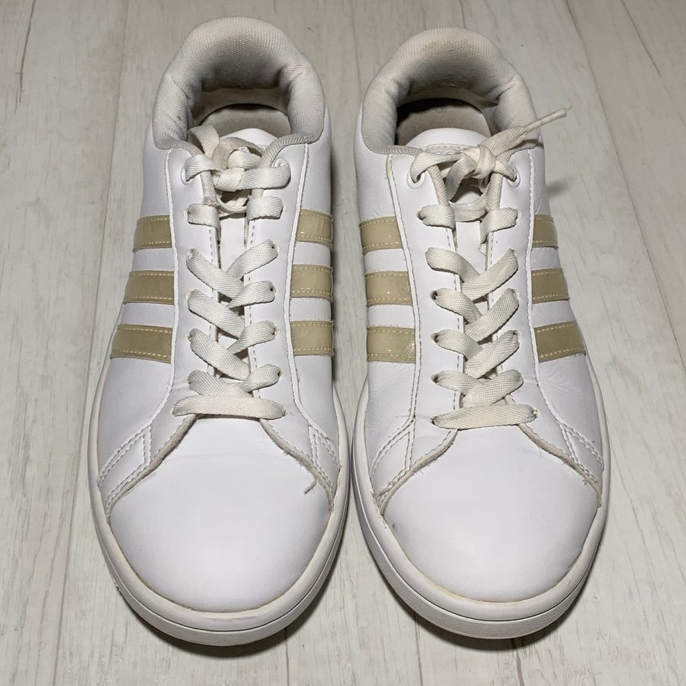 Adidas white woman sneakers.